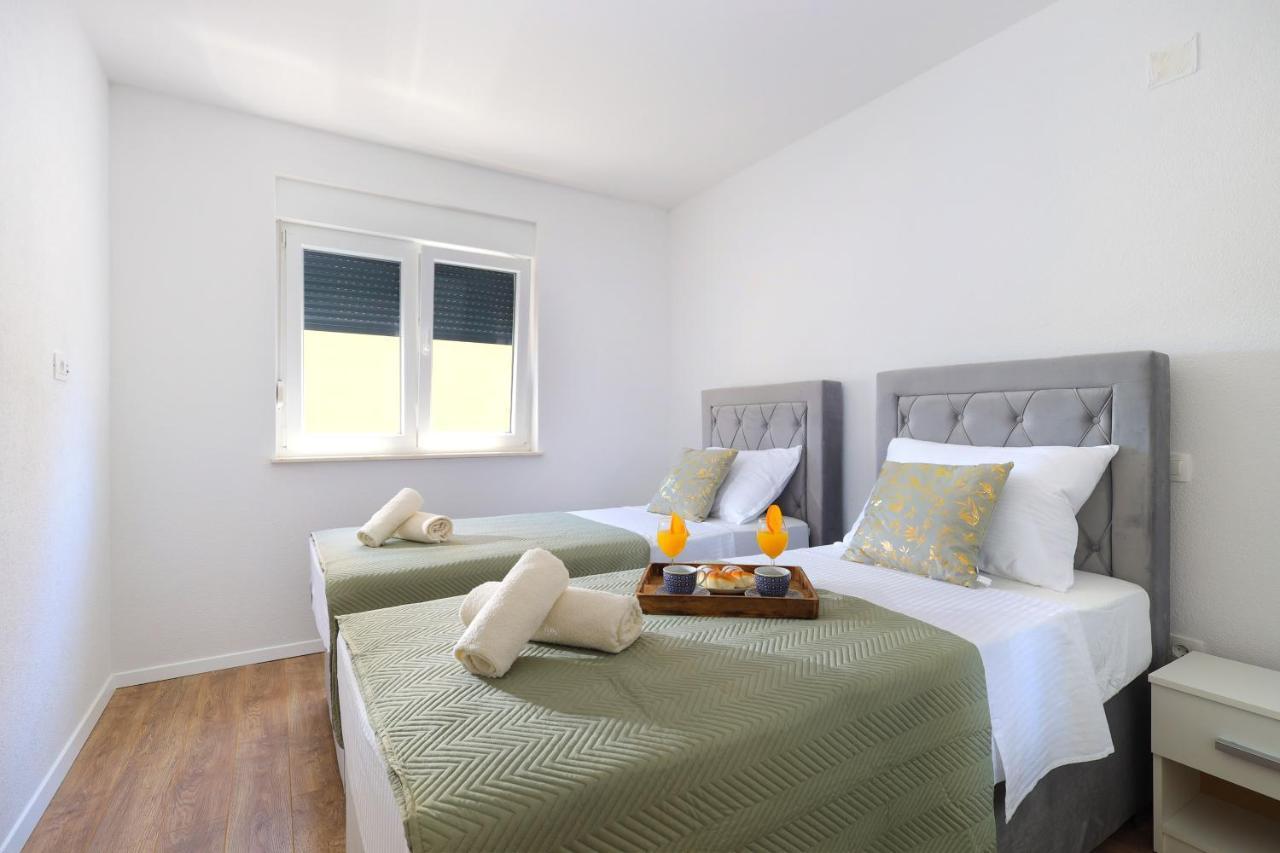 Bonaca With Terrace And Private Parking Apartment Kastela