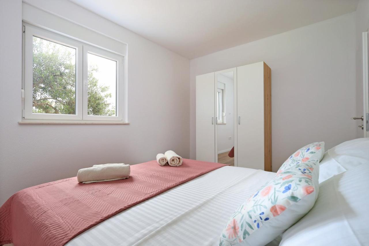 Bonaca With Terrace And Private Parking Apartment Kastela
