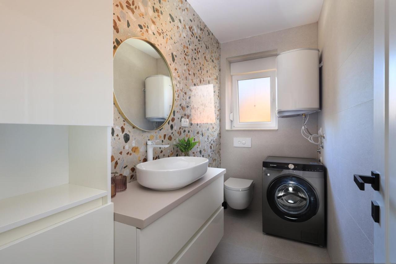Bonaca With Terrace And Private Parking Apartment Kastela