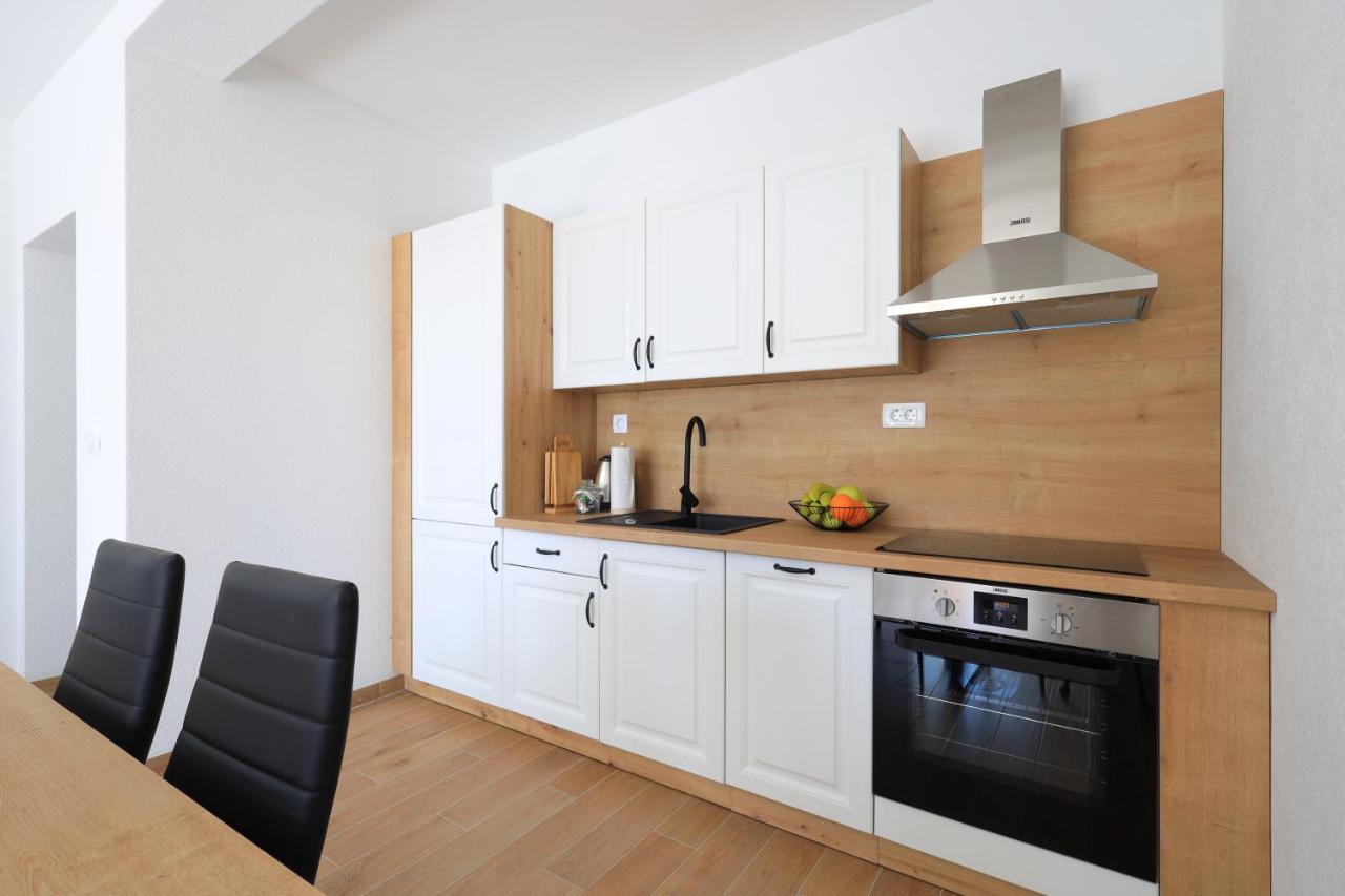 Apartment Bonaca With Terrace And Private Parking Kastela