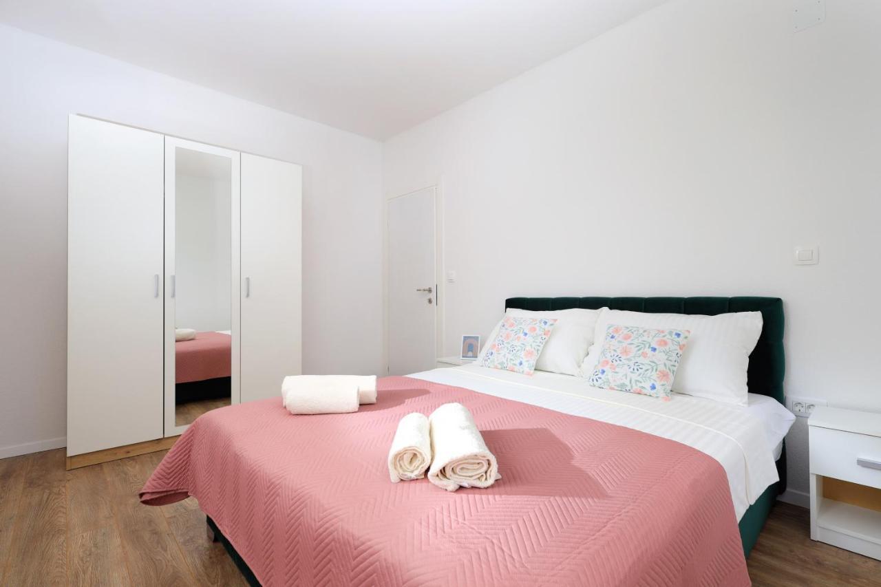 Bonaca With Terrace And Private Parking Apartment Kastela