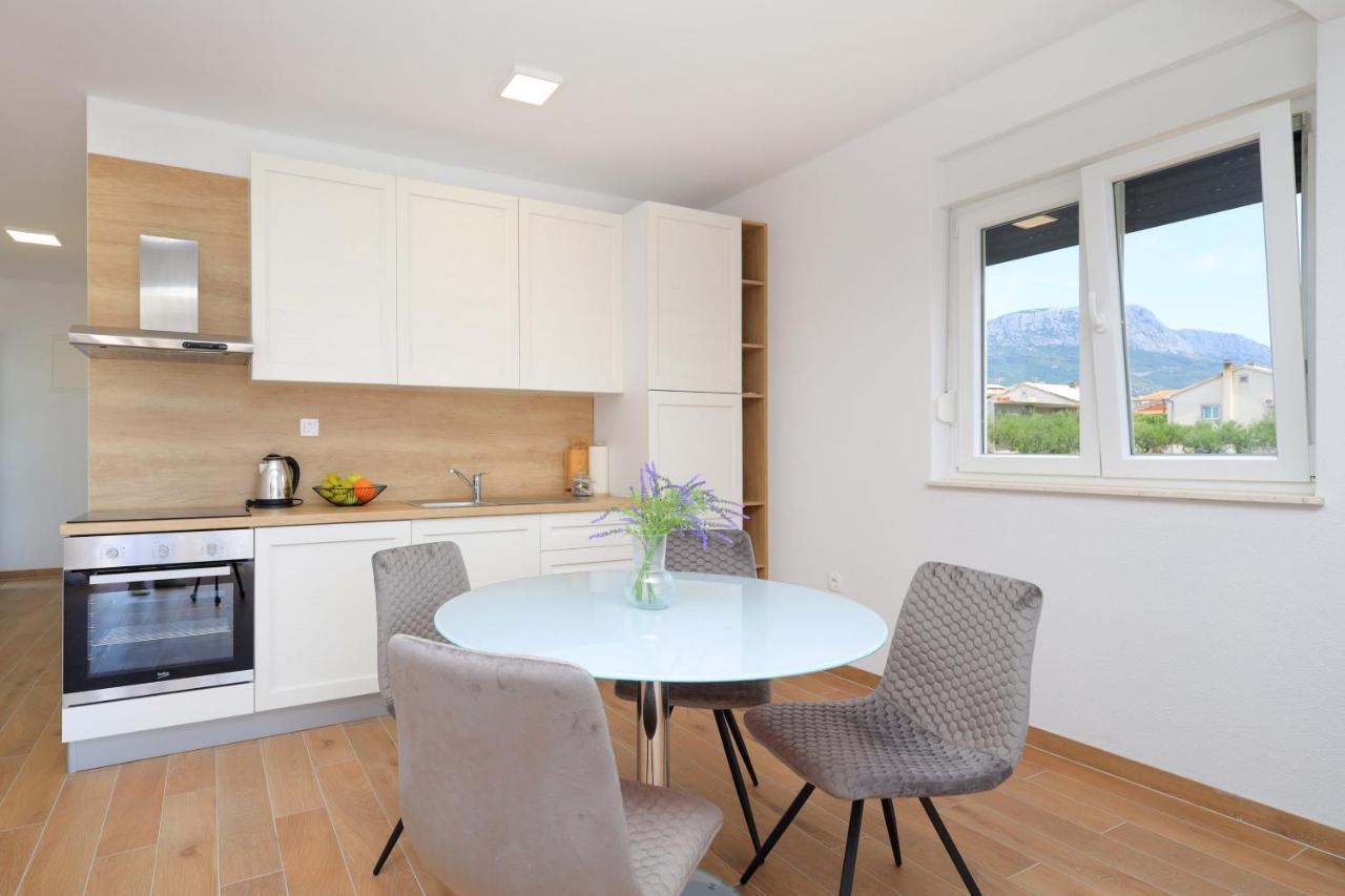 Bonaca With Terrace And Private Parking Apartment Kastela