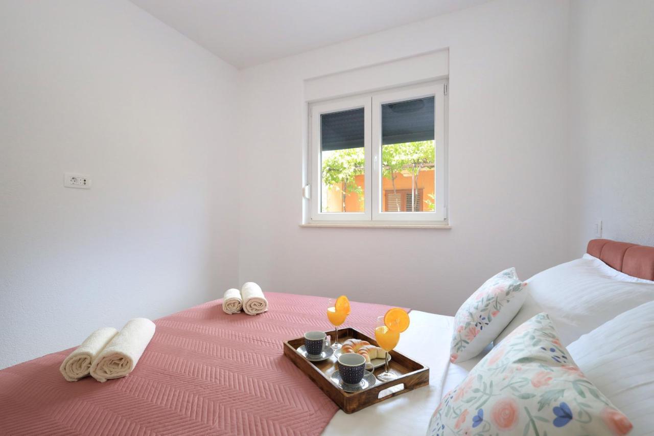 Apartment Bonaca With Terrace And Private Parking Kastela
