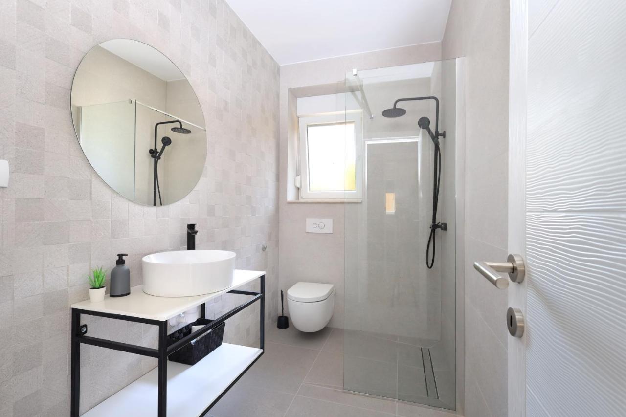 Bonaca With Terrace And Private Parking Kastela
