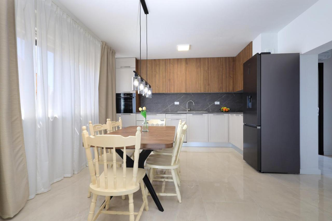 Bonaca With Terrace And Private Parking Kastela