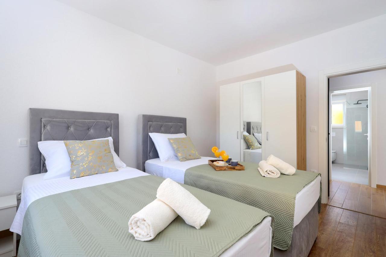 Bonaca With Terrace And Private Parking Apartment Kastela