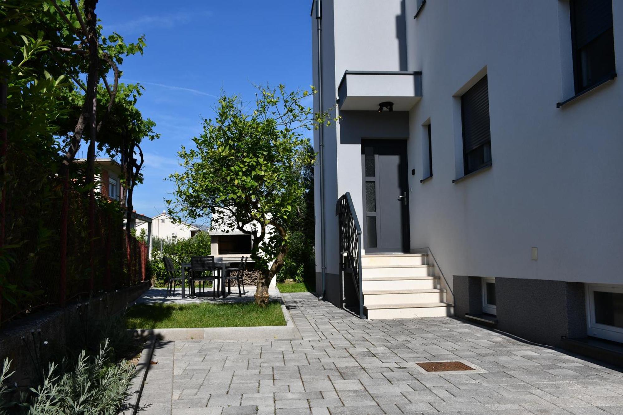 Bonaca With Terrace, Barbecue And Private Parking * Kastela